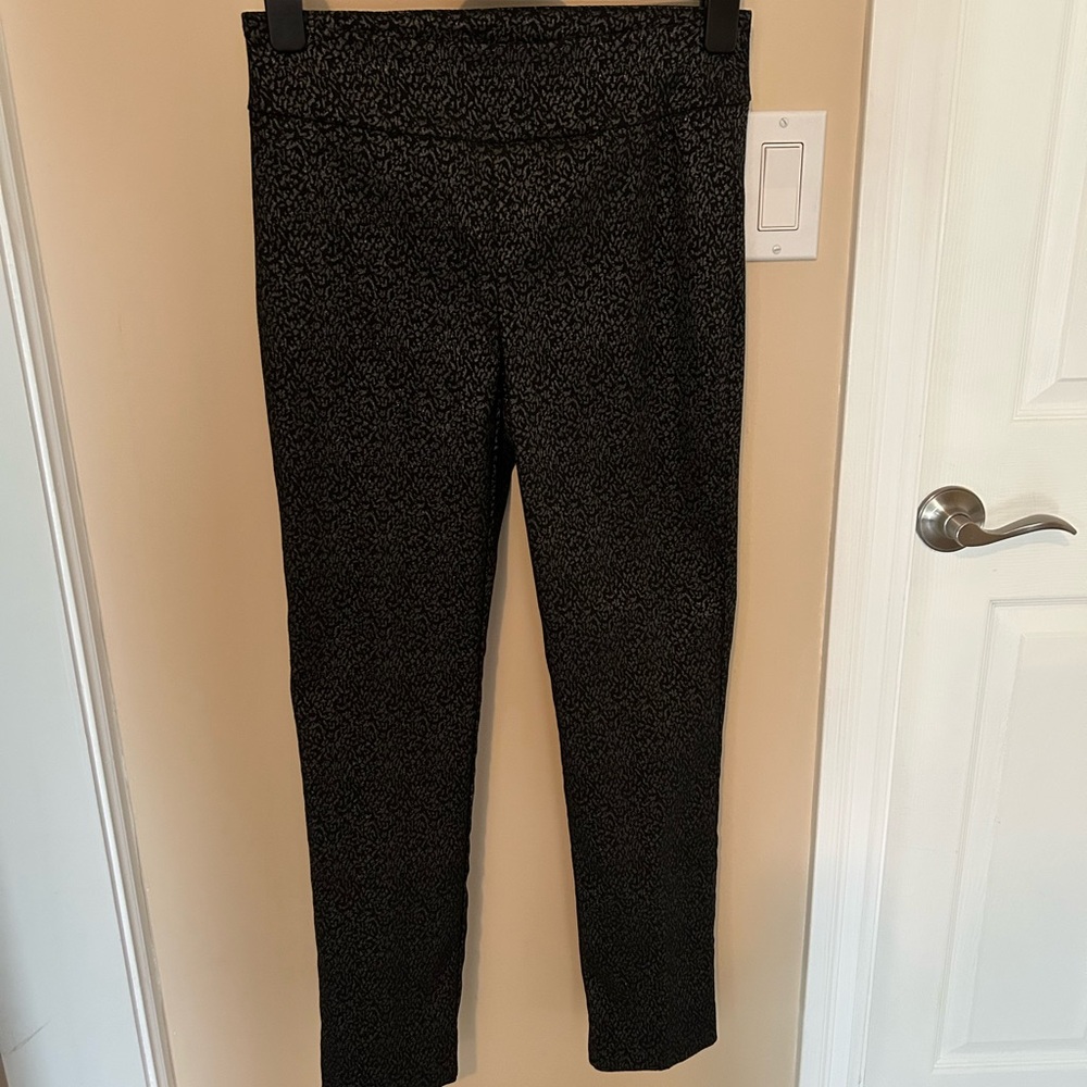 Black Ankle Cropped Pants with Slim Fit and Wide Waistband